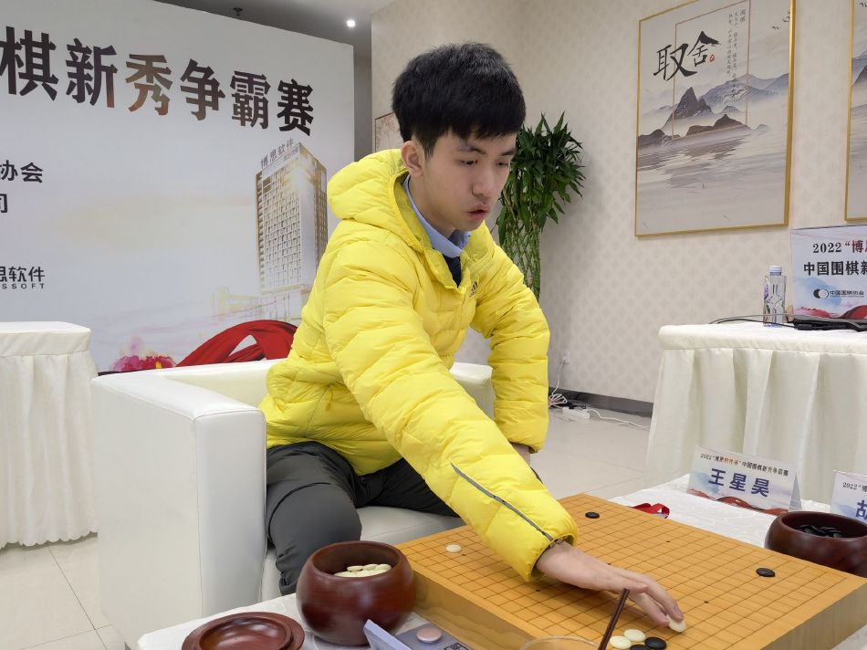然而，切尔西的决定最终可能取决于财政状况，同时也有球队中场球员充足的原因，拉维亚和楚克乌梅卡本赛季因伤几乎没有出场。