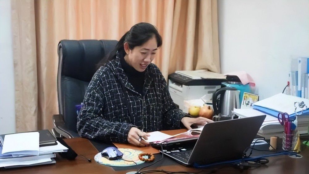 叶辰忍不住将重塑丹放在手中端详片刻，心中感叹：我是做梦也想不到，我迄今为止炼制出的最珍贵的丹药，第一个救活的，竟然是这个一直在调查我、想把我抓住的美国警察。